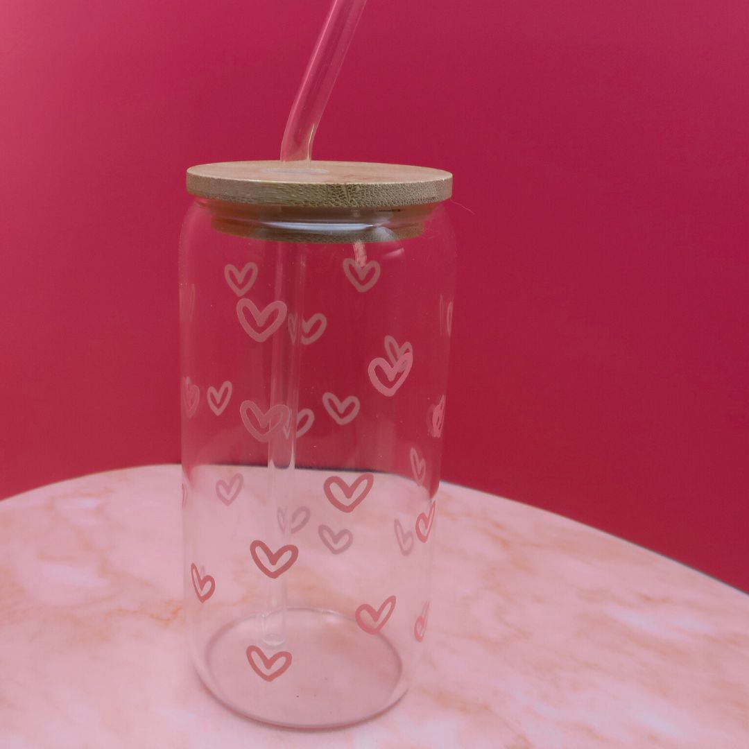 💕 Glass Cup “Heart Vibes” – Couvercle Bambou & Paille