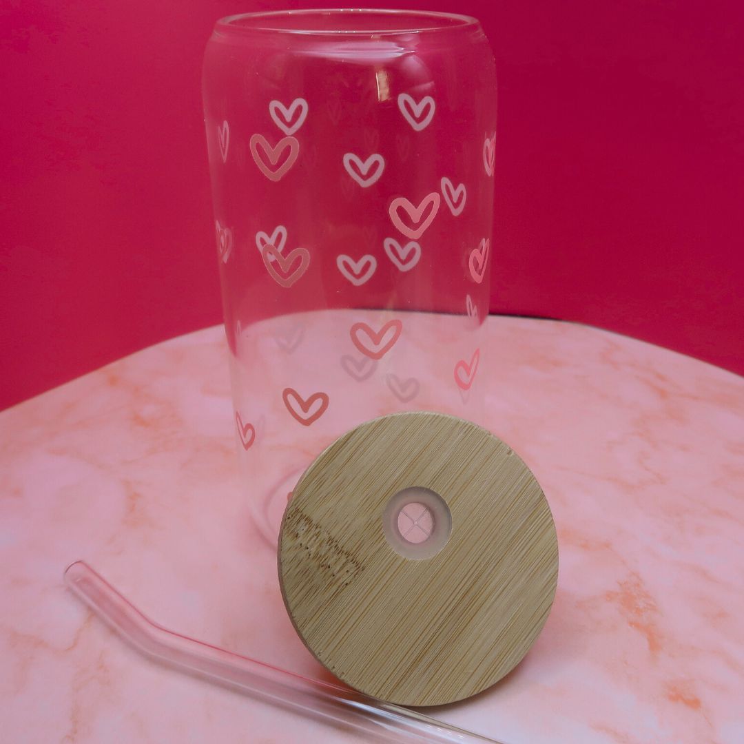 💕 Glass Cup “Heart Vibes” – Couvercle Bambou & Paille