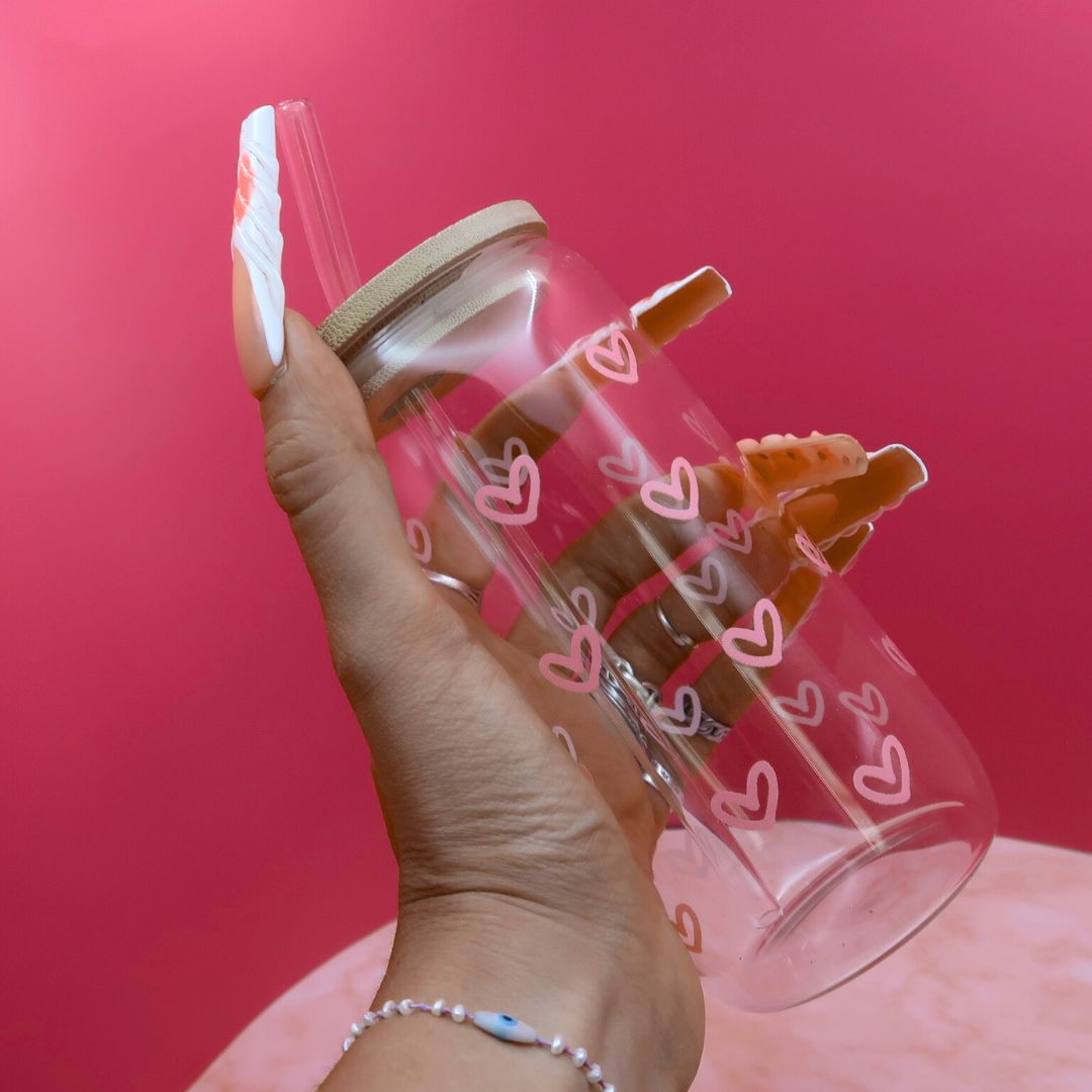 💕 Glass Cup “Heart Vibes” – Couvercle Bambou & Paille