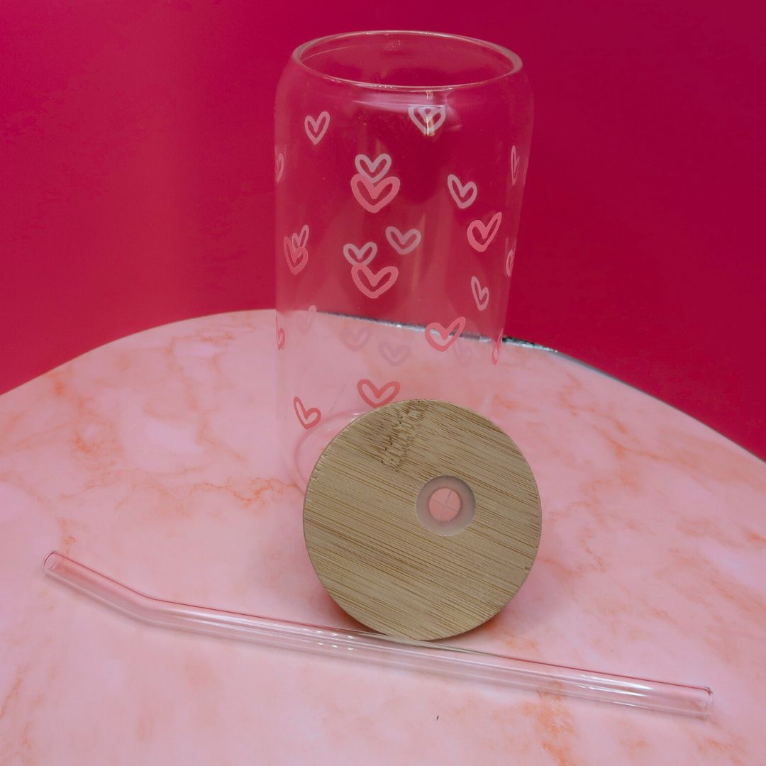 💕 Glass Cup “Heart Vibes” – Couvercle Bambou & Paille