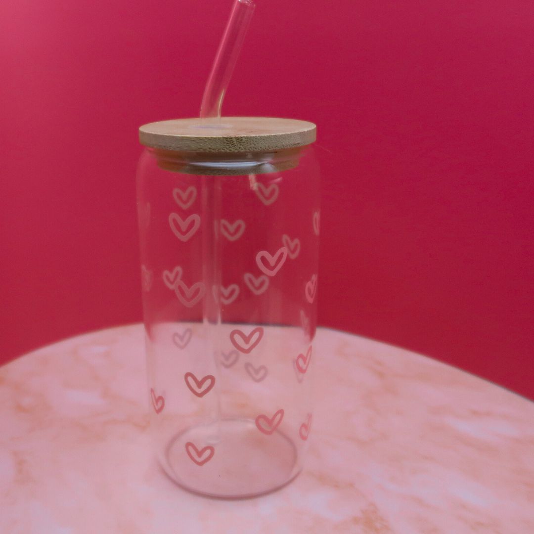💕 Glass Cup “Heart Vibes” – Couvercle Bambou & Paille